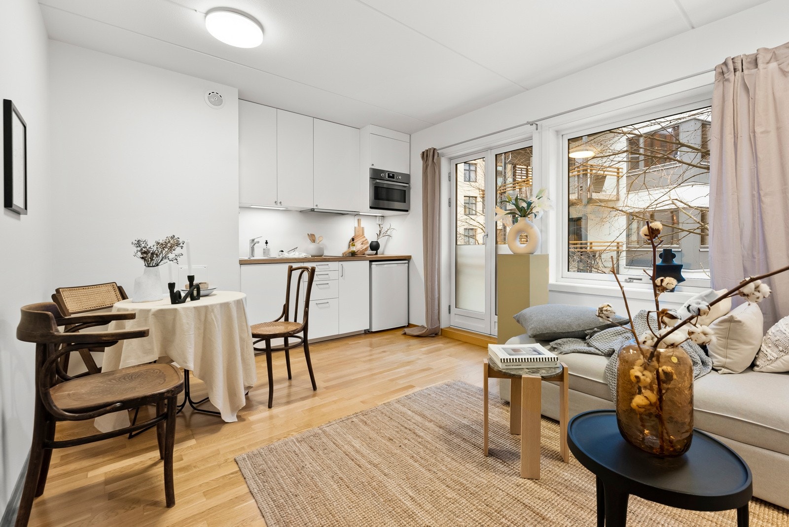 Meget effektiv løsning med god plass til spisebord og seng/sovesofa. Galleribilde