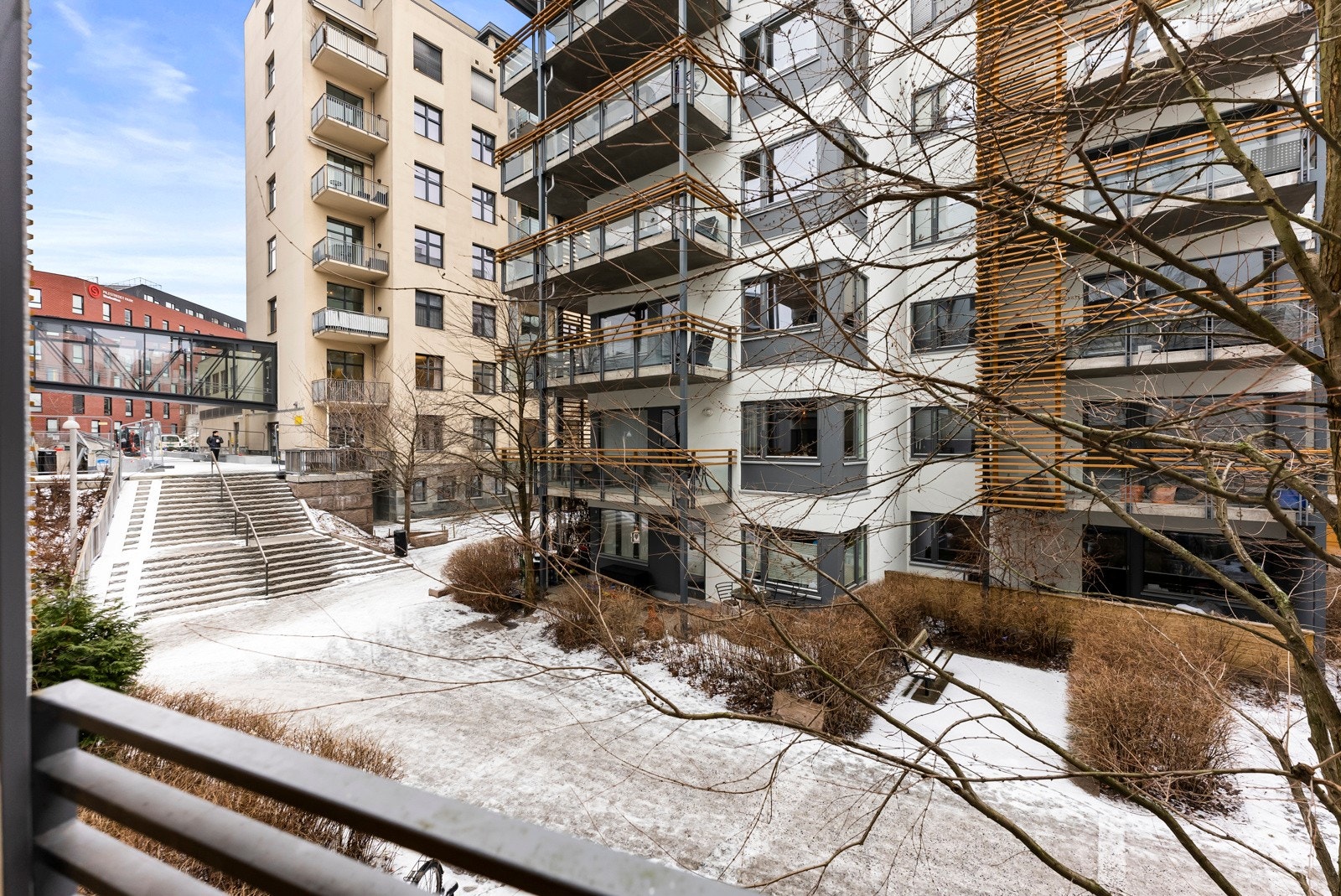 Fransk balkong med utsyn til pene og velholdte fellesområder. I sommerhalvåret er Pilestredet Park grønt og frodig. Galleribilde