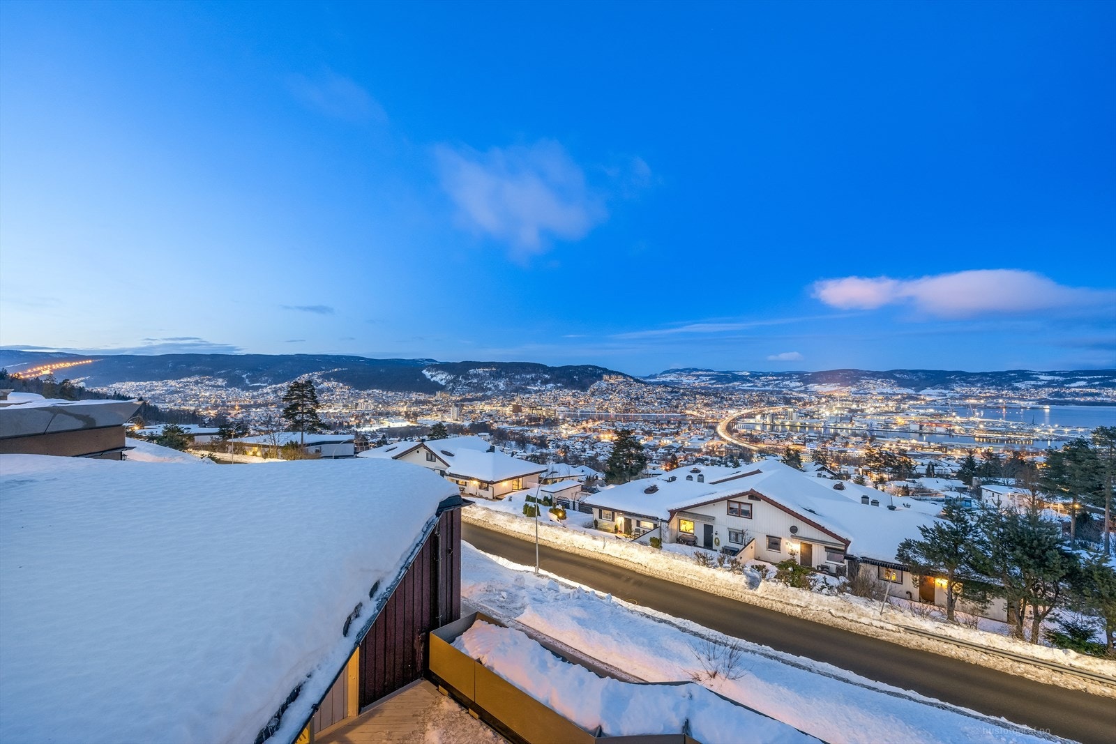 Austad Skog byr på fredlige omgivelser med gode turmuligheter i marka. Buss like ved.
Kort avstand til dagligvarebutikker med kultur- og aktivitetstilbud i området. Galleribilde