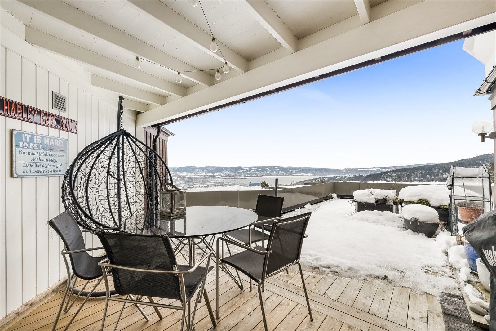 Deler av terrassen er overbygget og godt skjermet for innsyn. Her er det også adkomst til utebod. Galleribilde