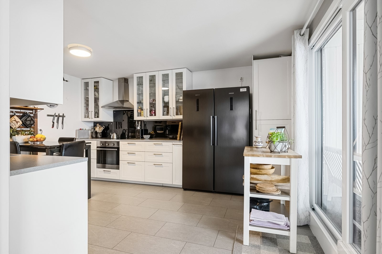 Kjøkkenet har hvit innredning med profilerte fronter. Benkeplaten er av laminat. Det er oppvaskmaskin, komfyr og platetopp.
Det er kjøkkenventilator med kullfilter. Galleribilde