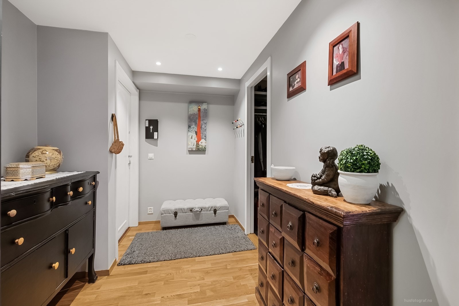 Pen entré med adkomst til garderoberom. Galleribilde