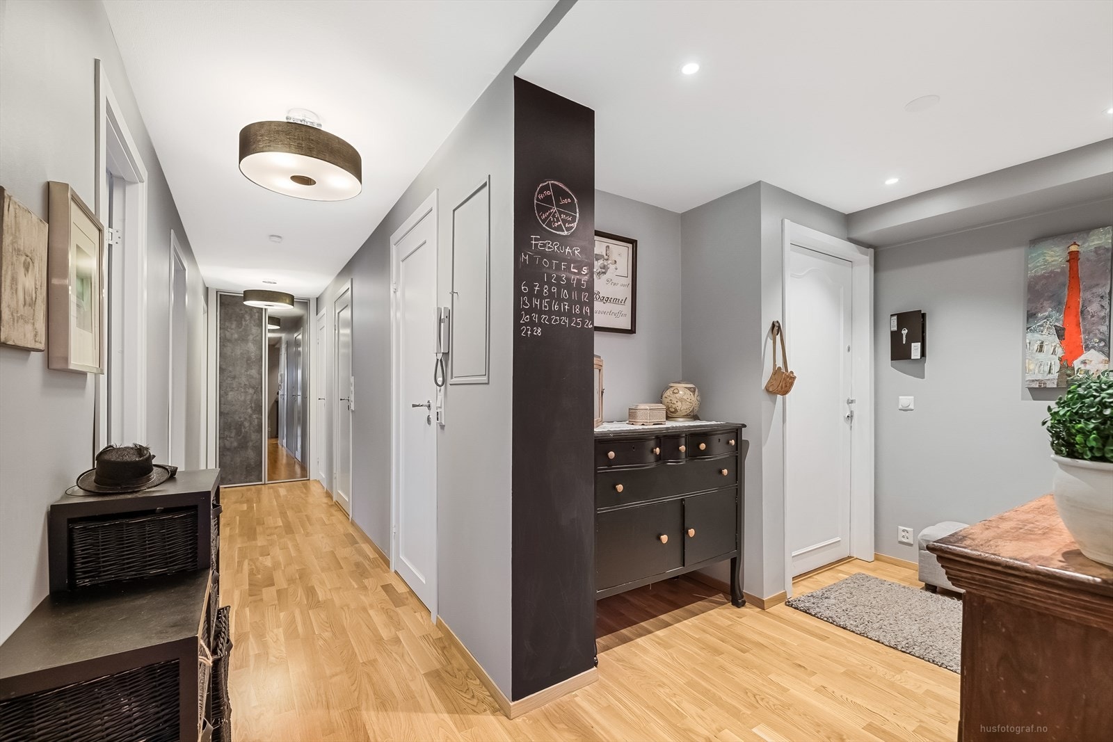 Romslig gang og entré. Galleribilde