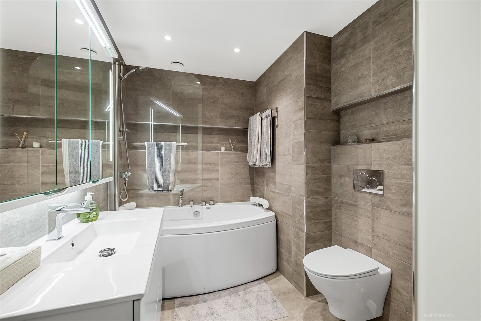 Delikat bad pusset opp i 2021. Rommet har hvit høyglans baderomsinnredning med nedfelt servant, veggmontert toalett og
badekar. Gulvvarme. Det er mekanisk avtrekk. Galleribilde