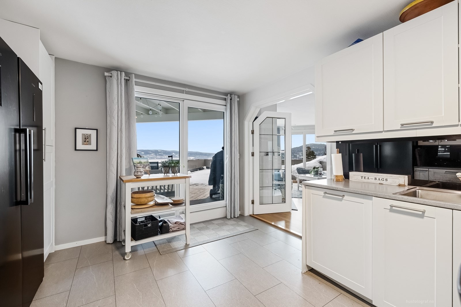 Fra kjøkken er det pgså utgang til terrassen. Galleribilde