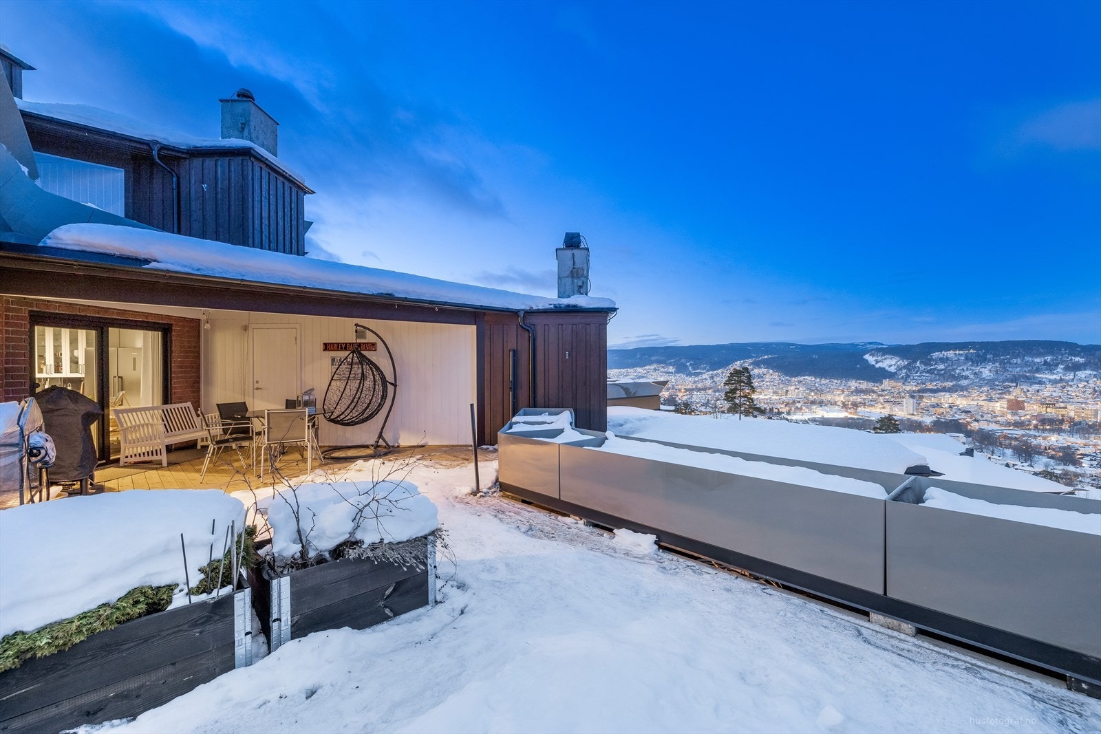 Attraktiv terrasseleilighet på 128 kvm. Stor og flott terrasseplatting med gulvareal på over 50 kvm. samt ca. 10 kvm. med nye blomsterkasser montert høsten 2021. Galleribilde