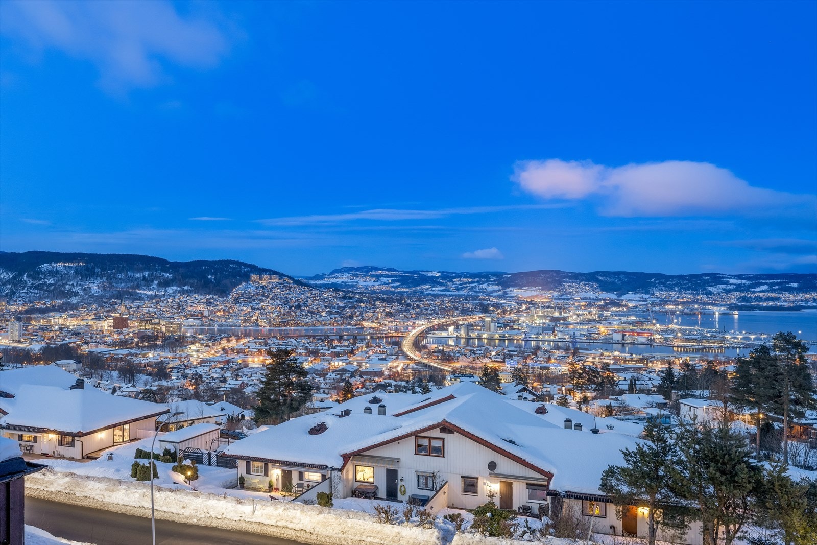 Austad Skog byr på fredlige omgivelser med gode turmuligheter i marka. Buss like ved.
Kort avstand til dagligvarebutikker med kultur- og aktivitetstilbud i området. Galleribilde