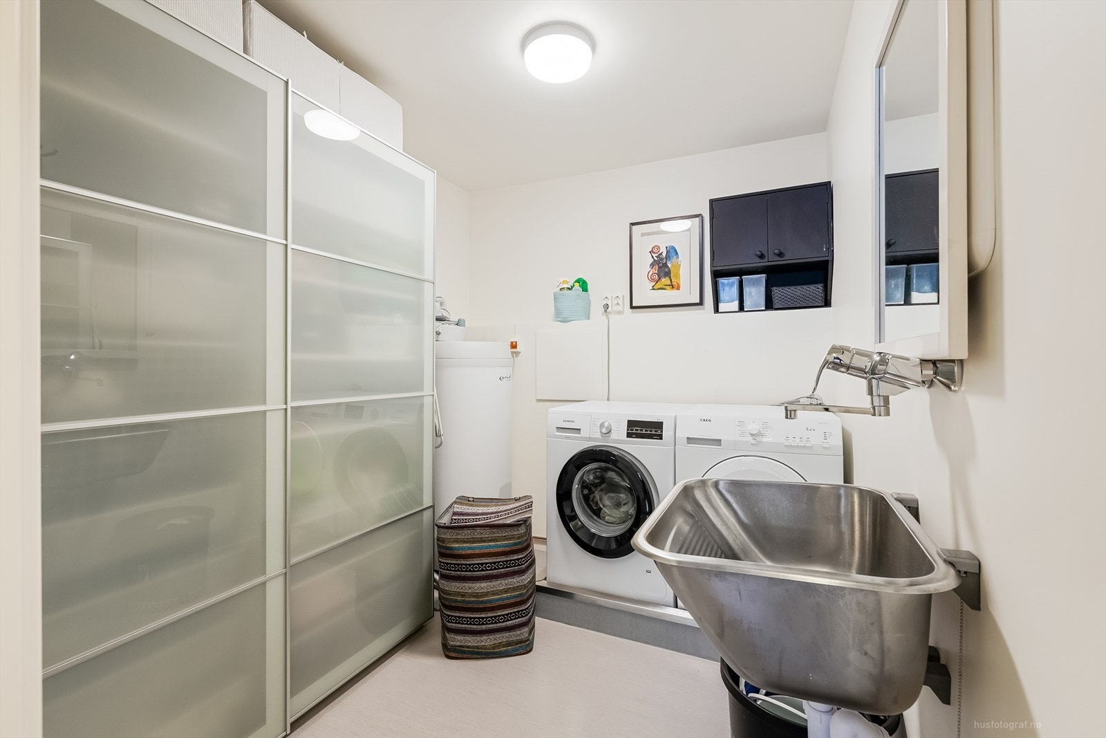 Vaskerom
Praktisk med eget vaskerom, puset opp i 2021. Veggene har malte plater. Taket er malt. Gulvet har vinylbelegg. Galleribilde