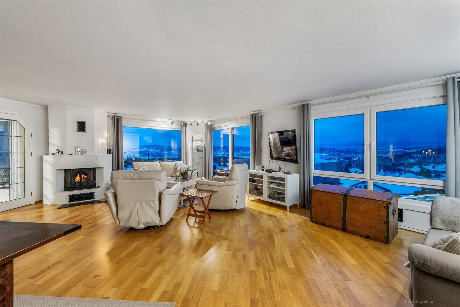 Meget stor stue med god plass til store møblement. Galleribilde