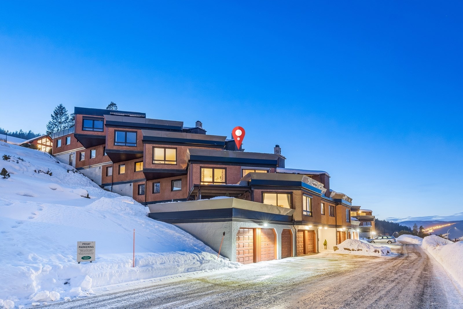 Garasje og bod rett ved inngangsdøren med motorisert leddport og el-bil lader. Mulig garasjeplass nr 2. Galleribilde