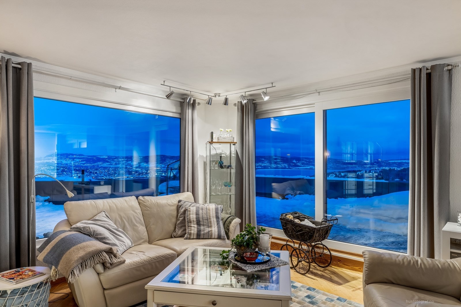 Lys og flott stue, med store vindusflater og fantastisk utsikt både fra stue- og kjøkkenvinduer. Galleribilde