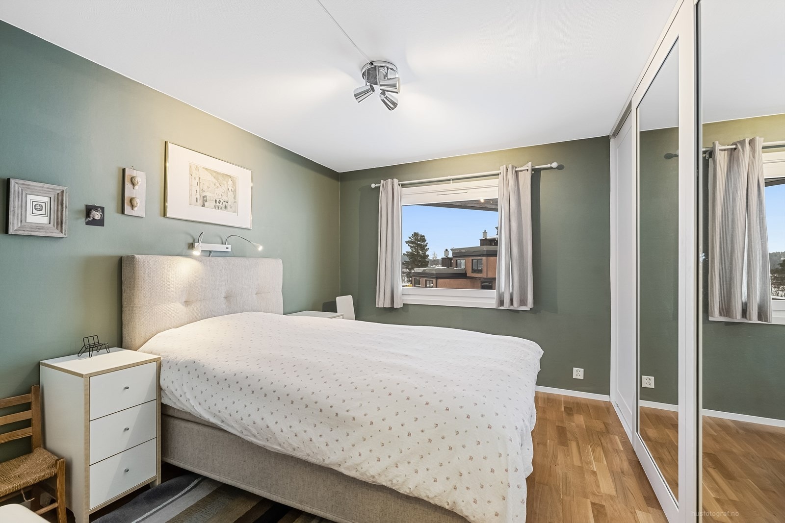 Hovedsoverom med skyvedørsgarderobe. Galleribilde