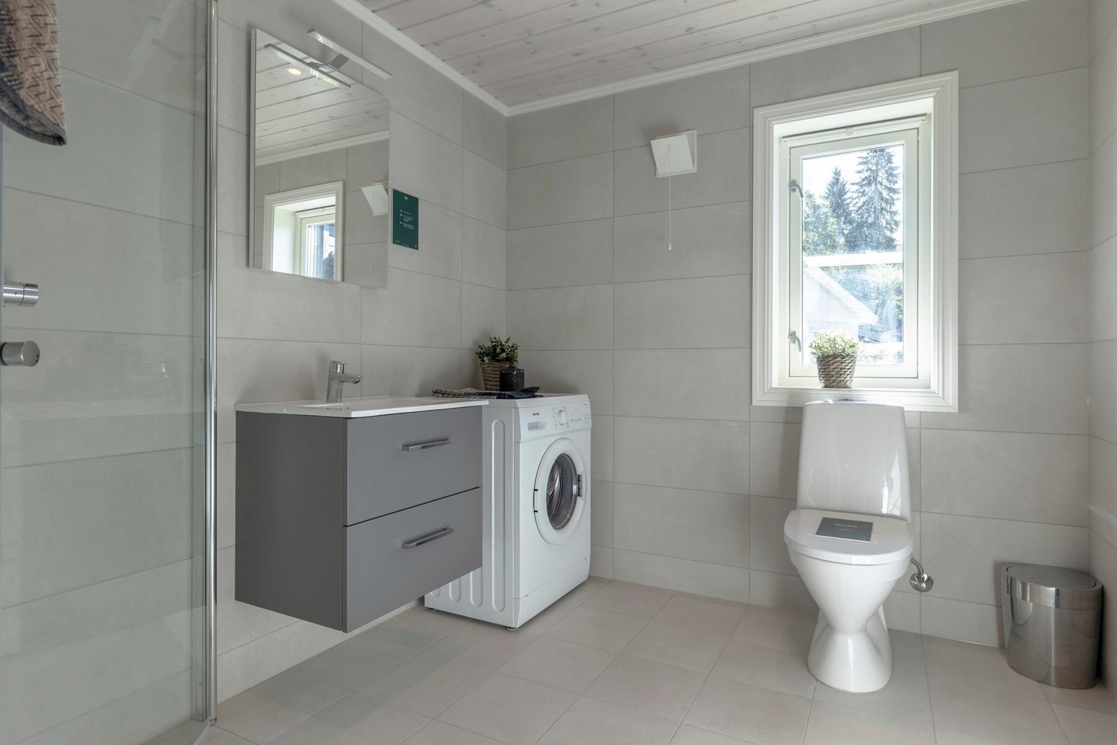 Lekkert flislagt bad.
Foto fra vår visningshytte på Hellerudsletta Galleribilde