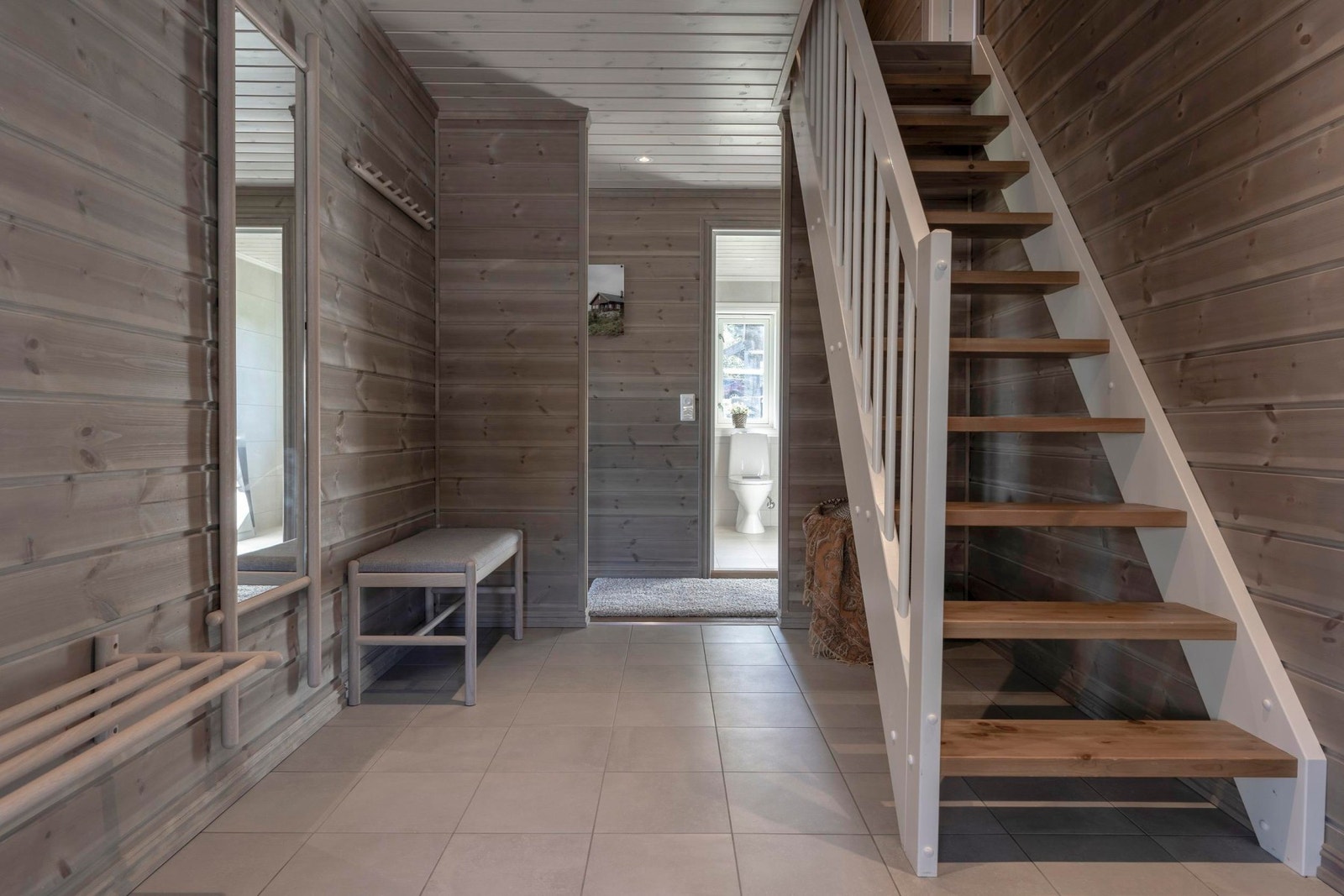 I entrèen er det god trapp opp til hemsen. Galleribilde