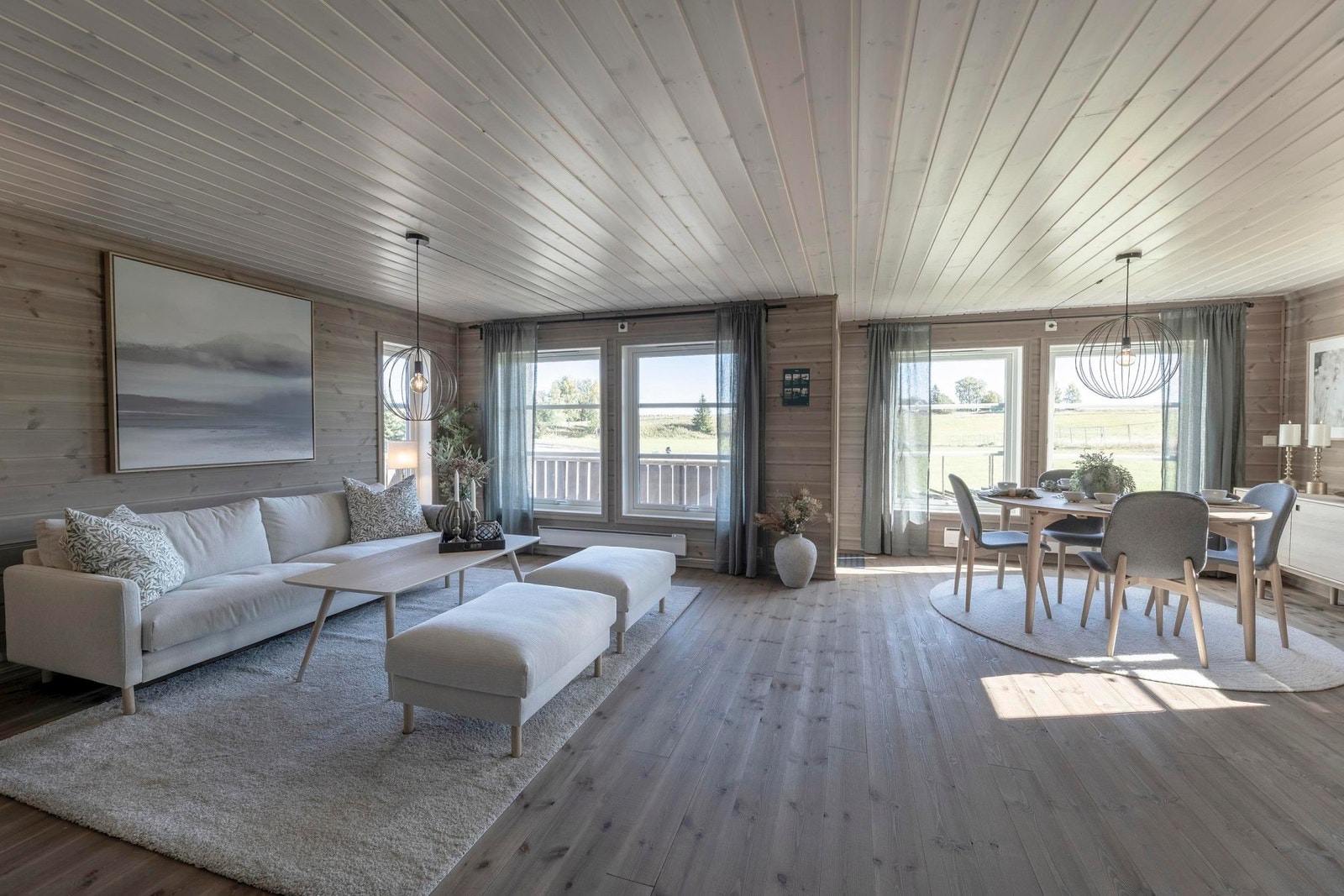 Stue/kjøkken er på hele 37m2 og med god plass til familie og venner Galleribilde