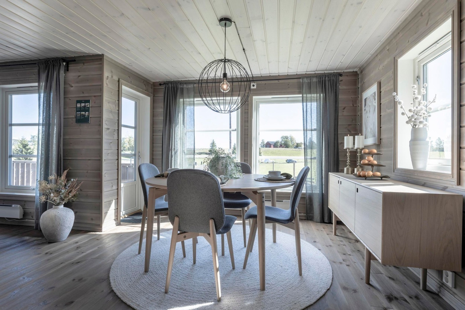 De store vindusflatene slipper lyset og naturen inn Galleribilde