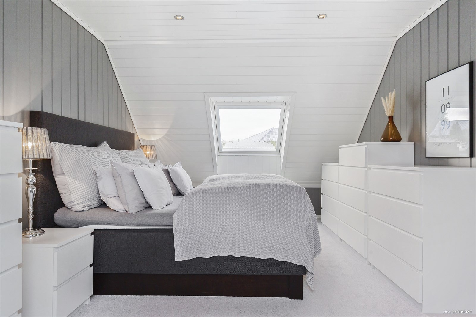 Soverom (ikke byggegodkjent, beskrevet som loftstue under innhold) med inngang bad Galleribilde