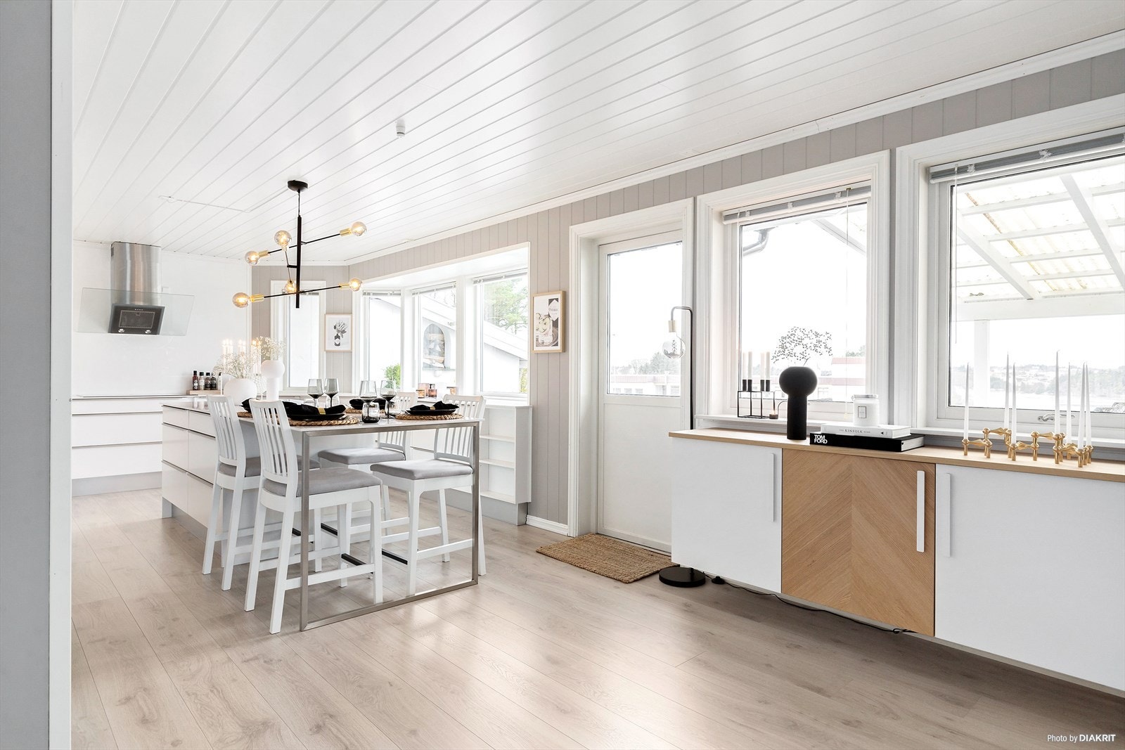 Store vinduer gir rikelig med naturlig lys Galleribilde