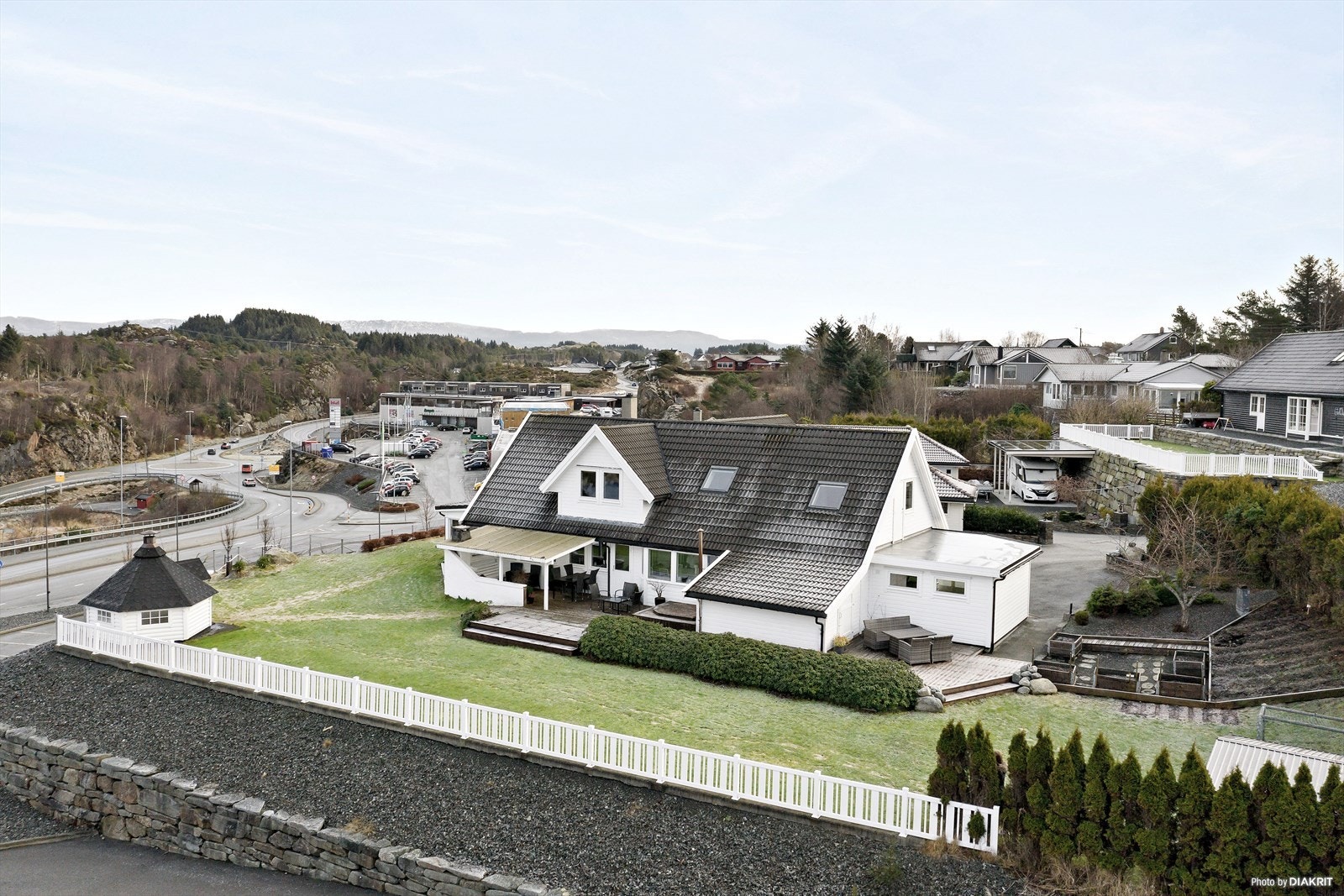 Uteområdet er pent opparbeidet med hagestue, overbygd terrasse og nedfelt badestamp på terrasse Galleribilde