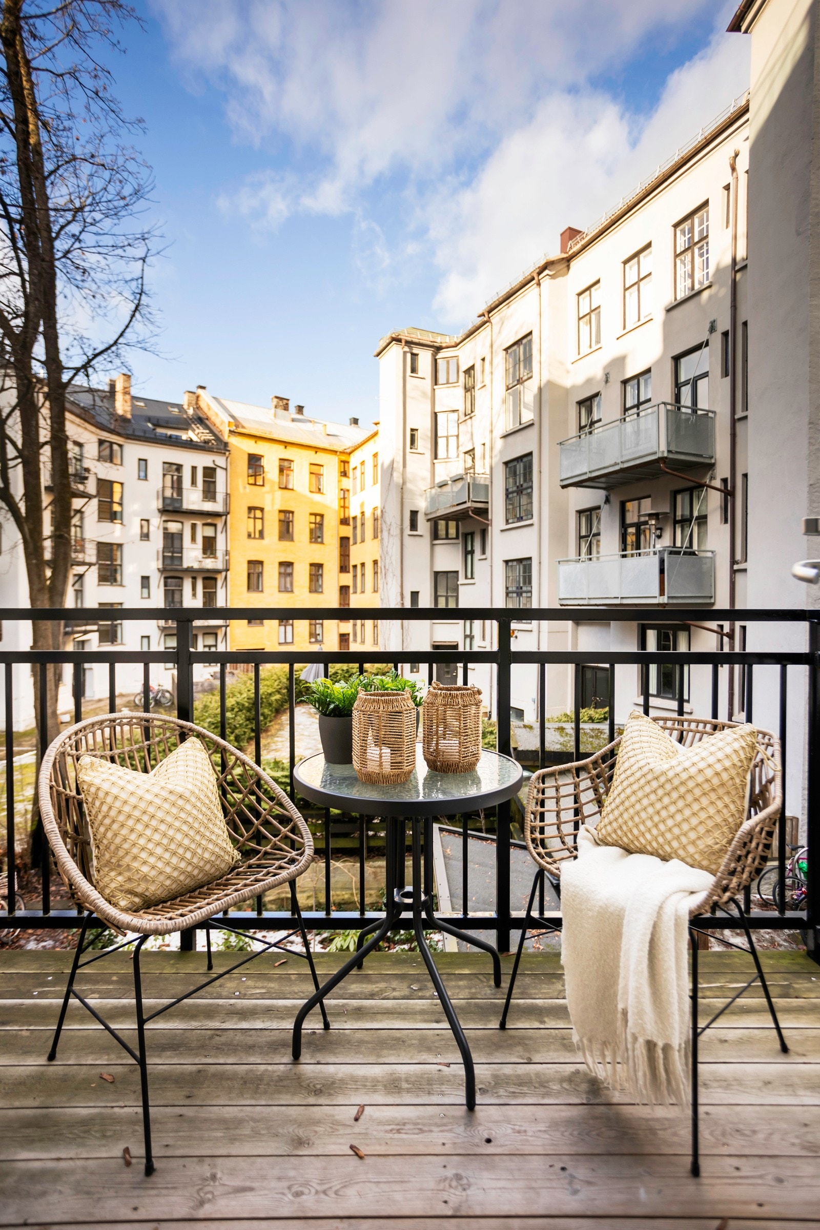 Her er det god plass til utemøblement. Det er tillatt å grille på balkongen Galleribilde