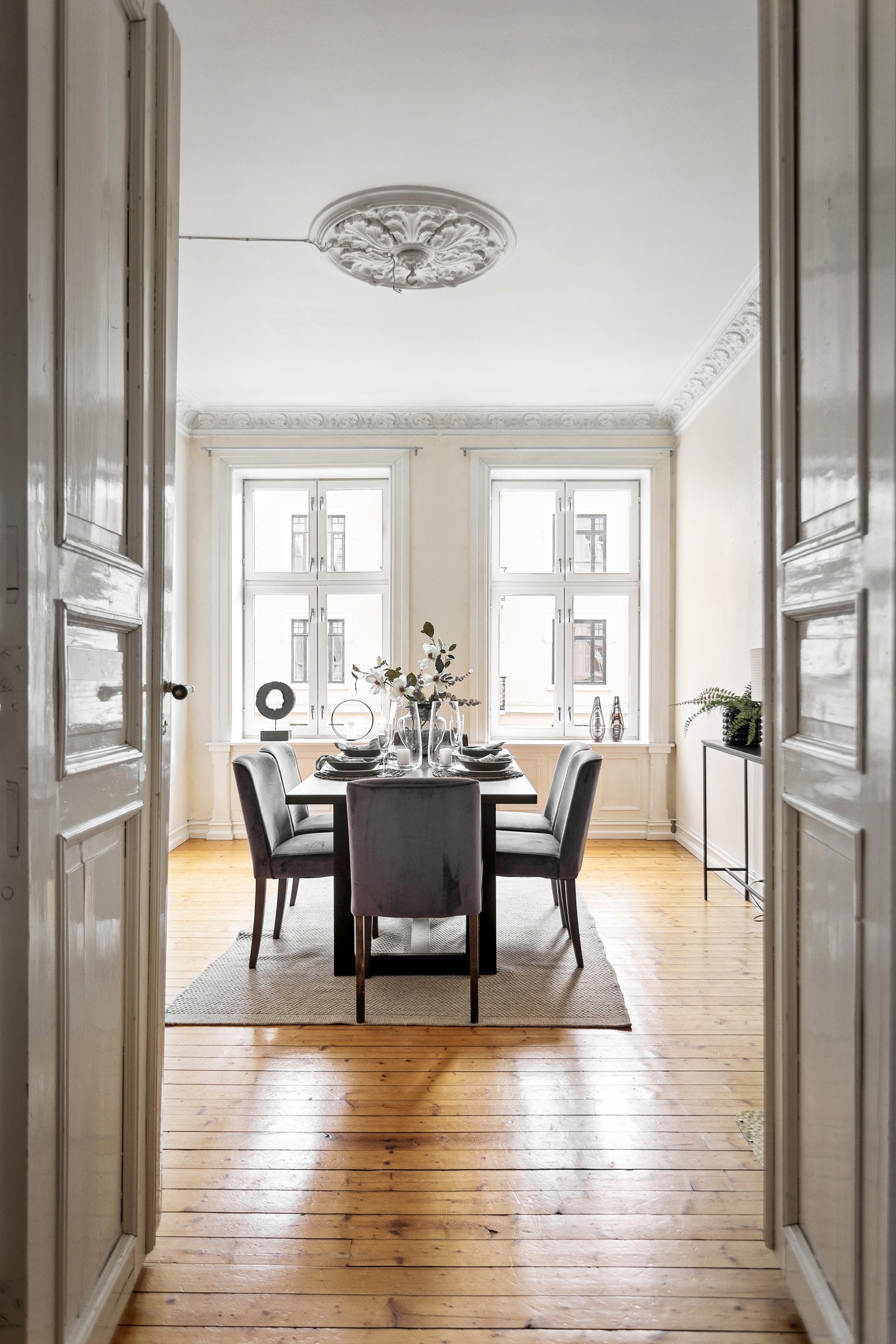 Det er doble dører inn til spisestuen med adkomst fra entreen Galleribilde