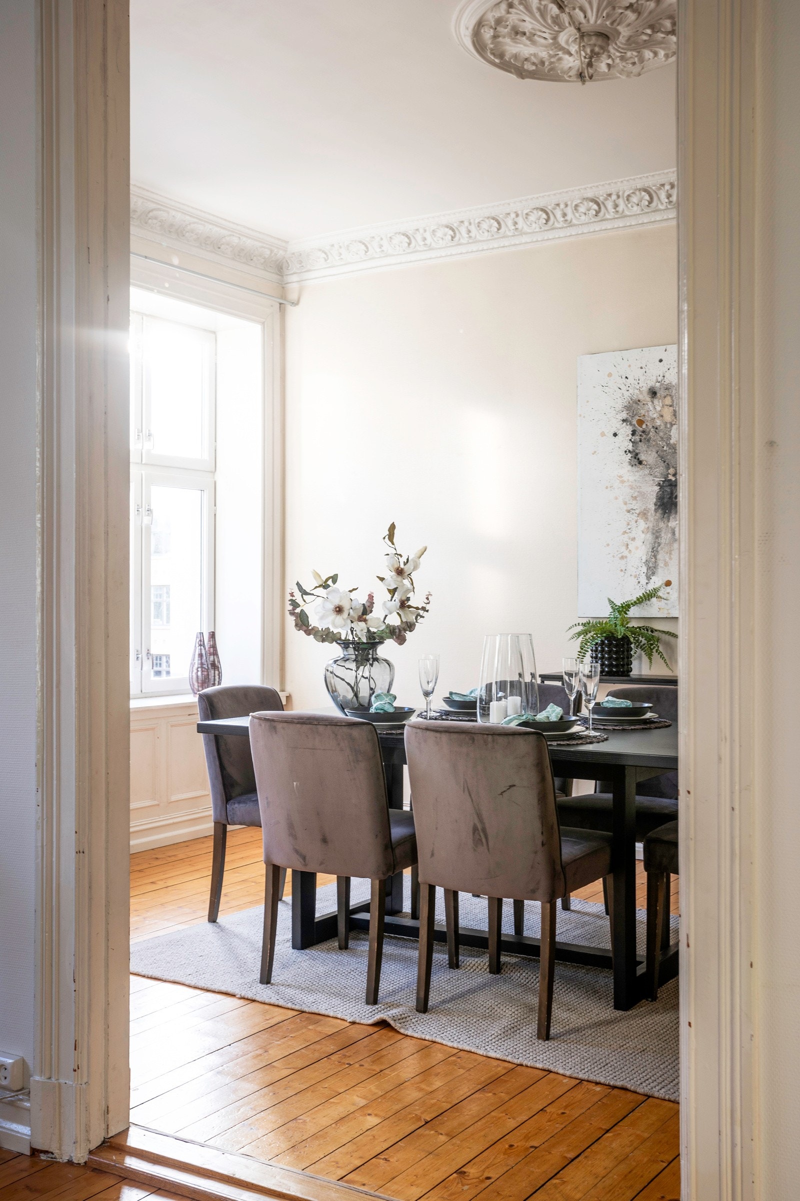 Spisestuen er boligens naturlige samlingspunkt og inviterer til hyggelige lag med venner og familie. Galleribilde