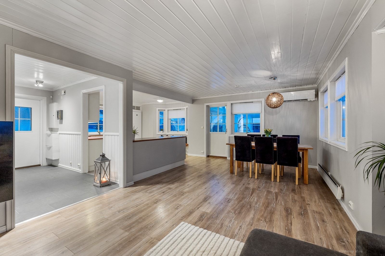 Boligen har lyse, moderne farger og overflater. Galleribilde