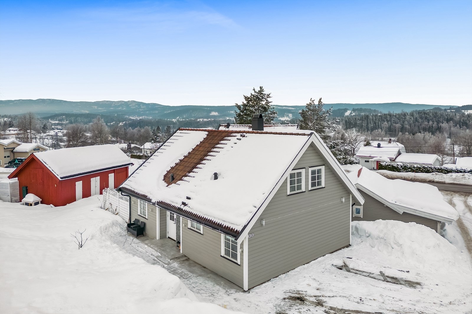 Gårdsplass med biloppstillingsplasser Galleribilde