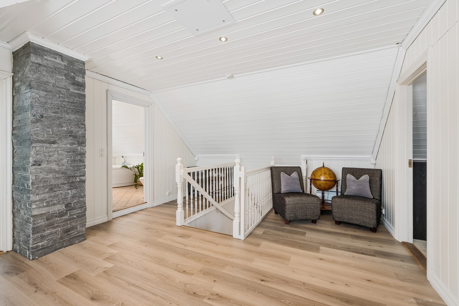Lyse og fine overflater i stuen 2.etg Galleribilde