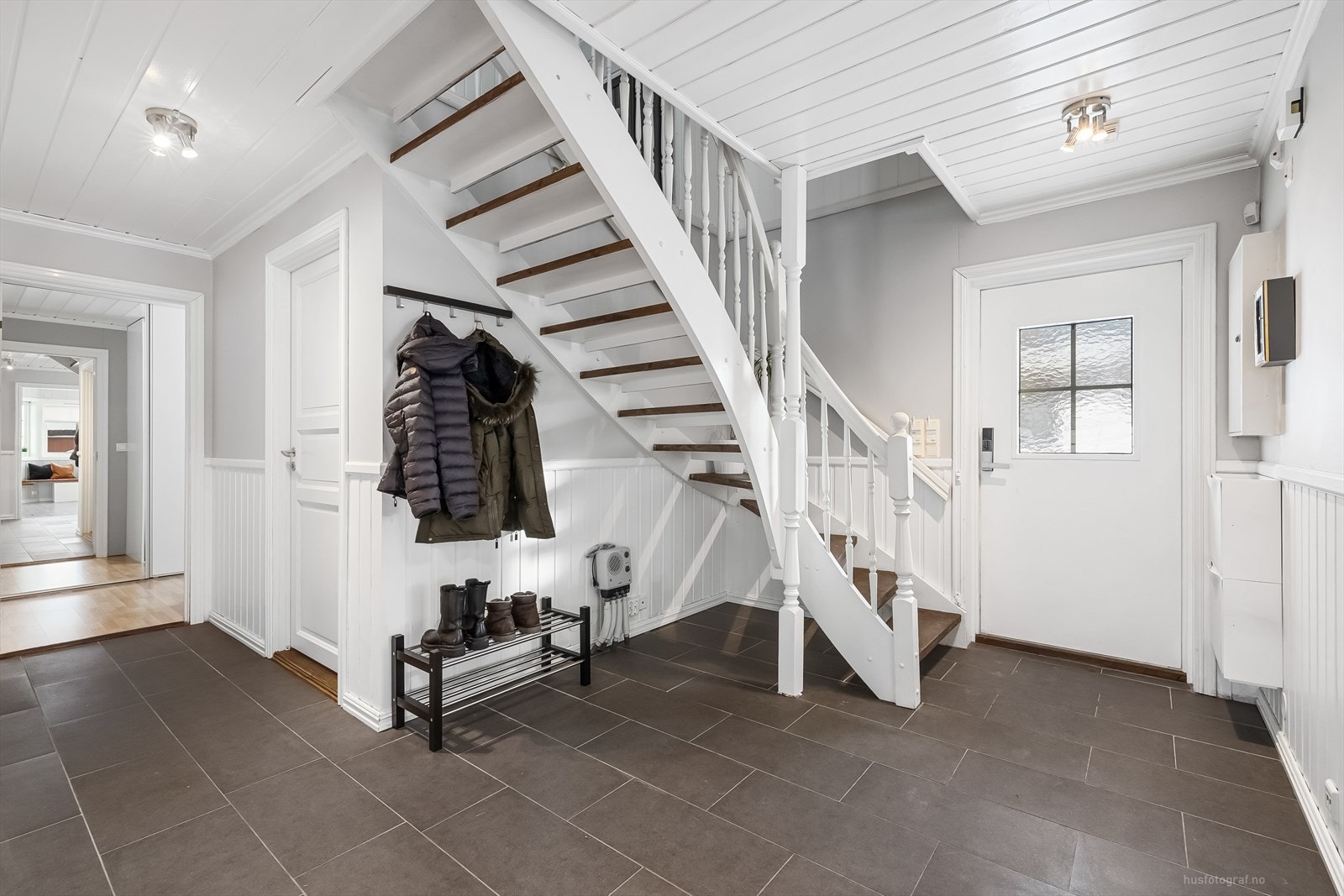 Romslig, flislagt hall/
gang med gulvvarme Galleribilde