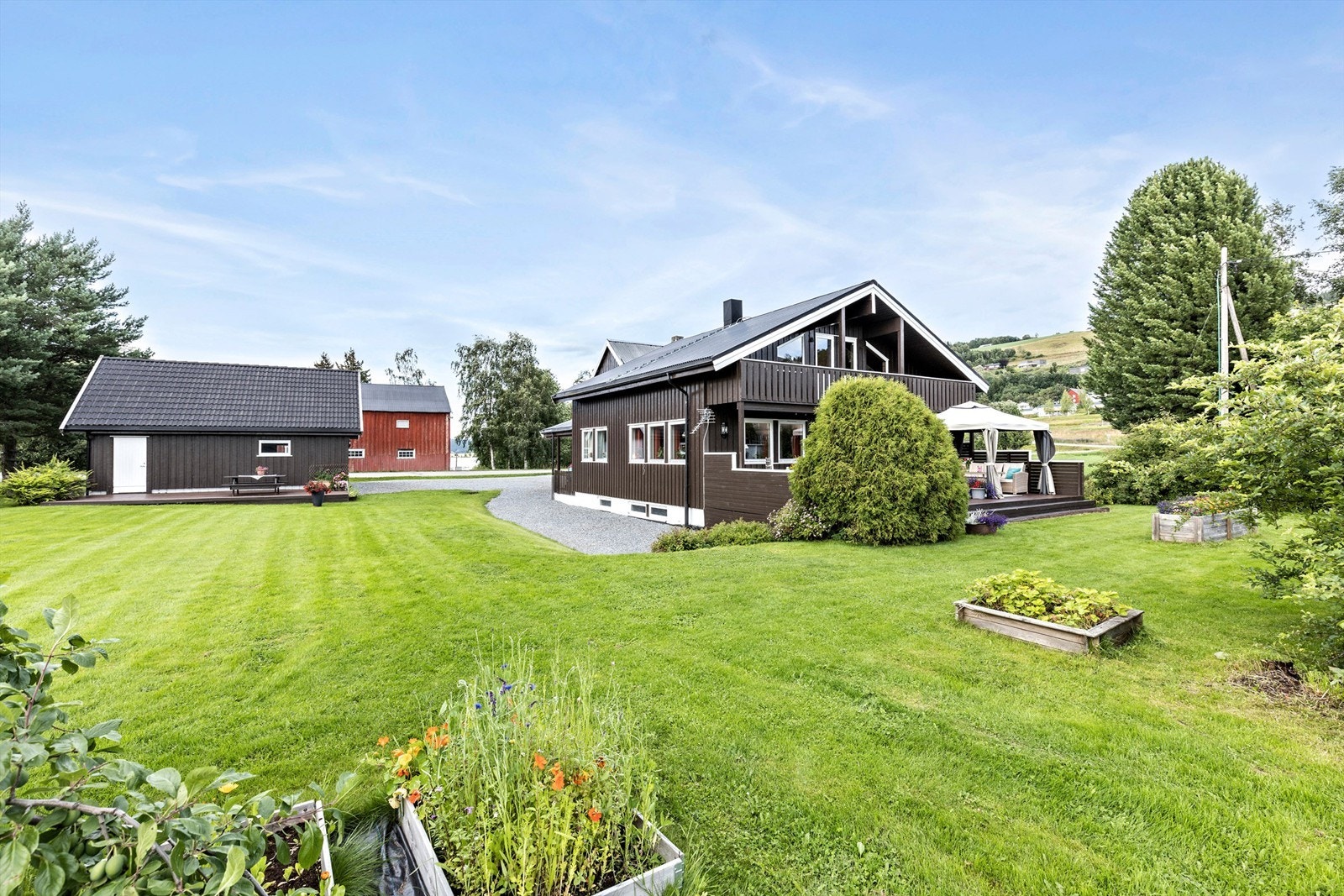 Herlig romslig hage. Galleribilde