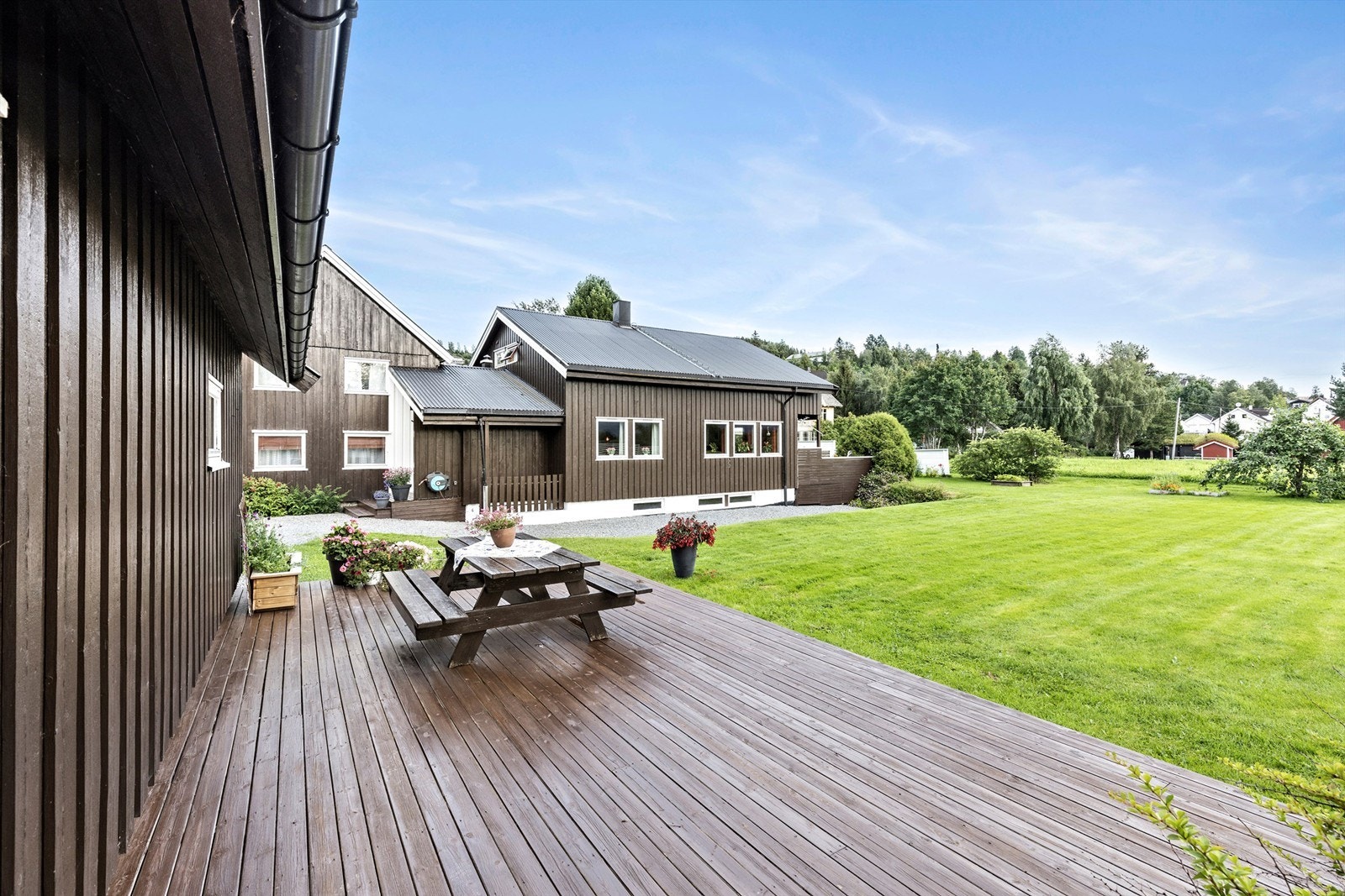 Platting ved garasjen. Galleribilde