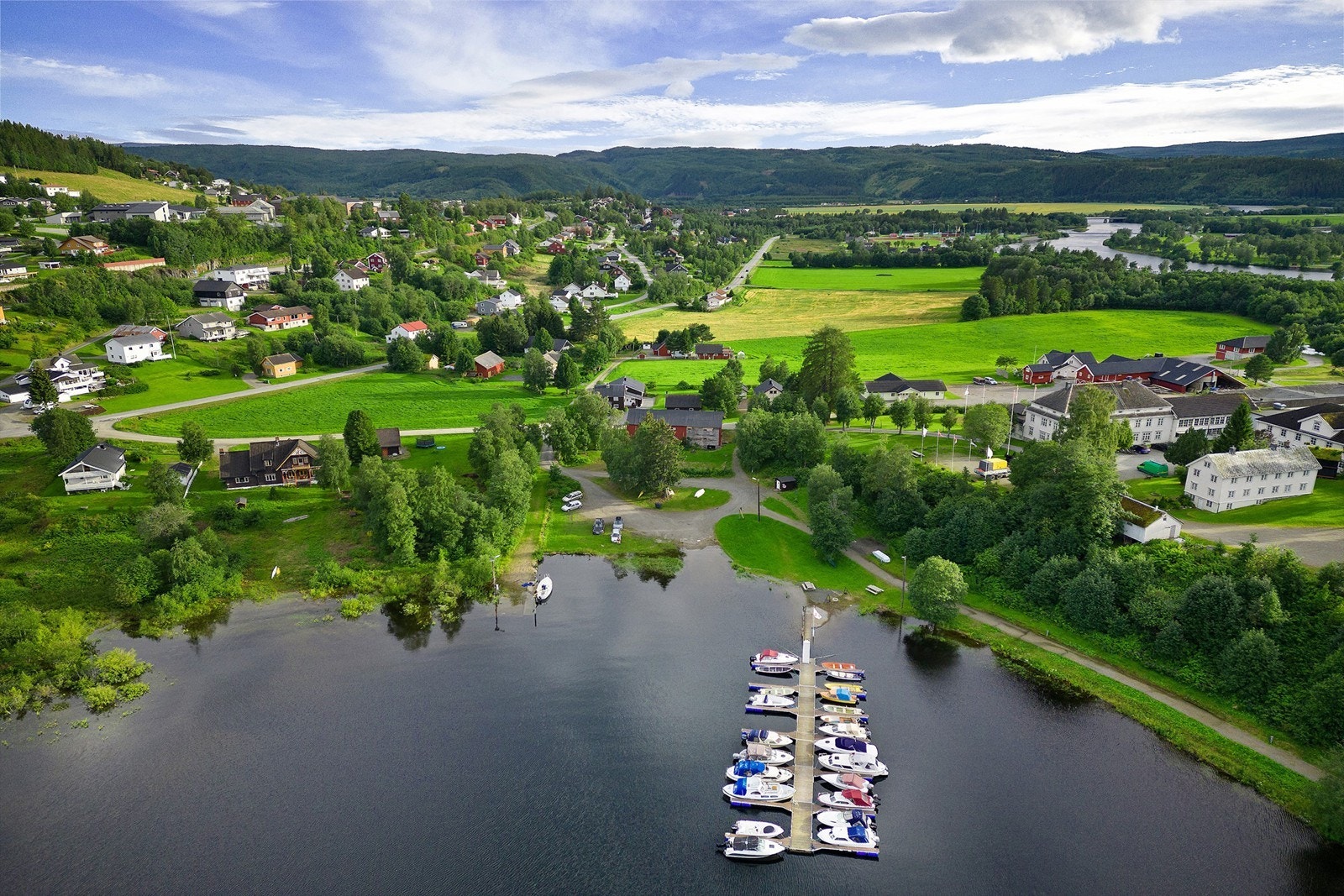 Småbåthavna ligger like ved boligen. Galleribilde