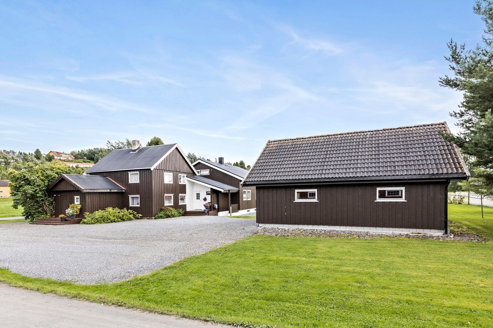 Eiendommen sett fra veien. Galleribilde