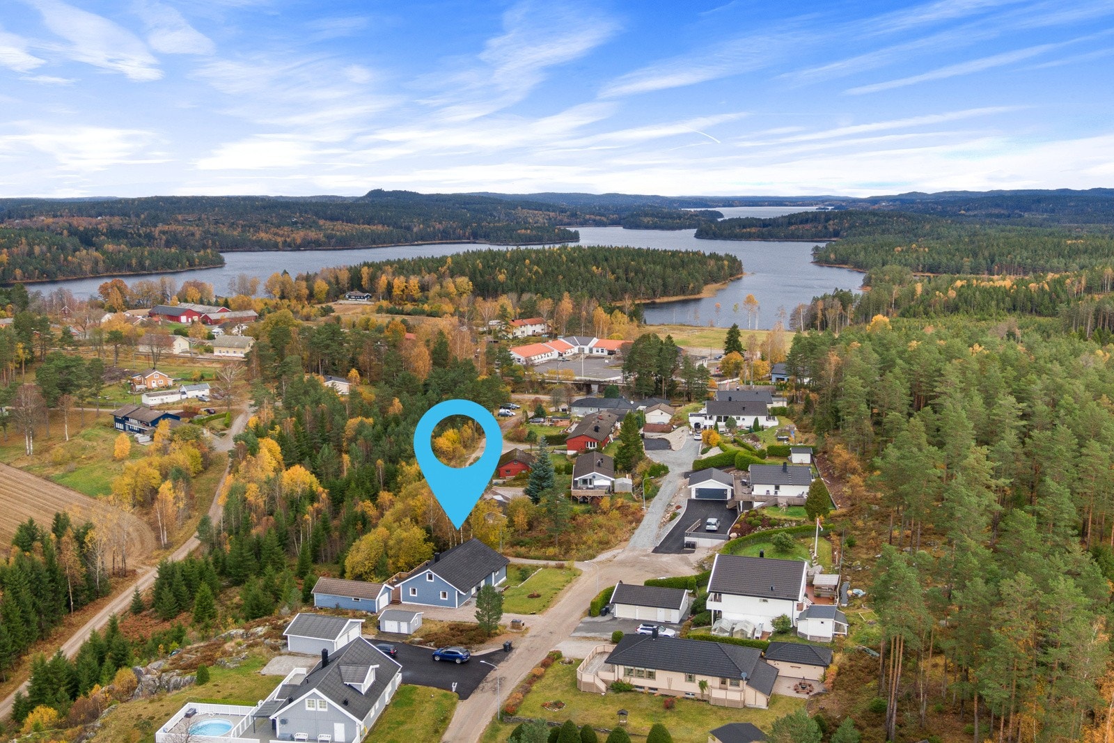 Ørsjøen med muligheter for bading og båtliv ligger få minutters gange unna. Galleribilde