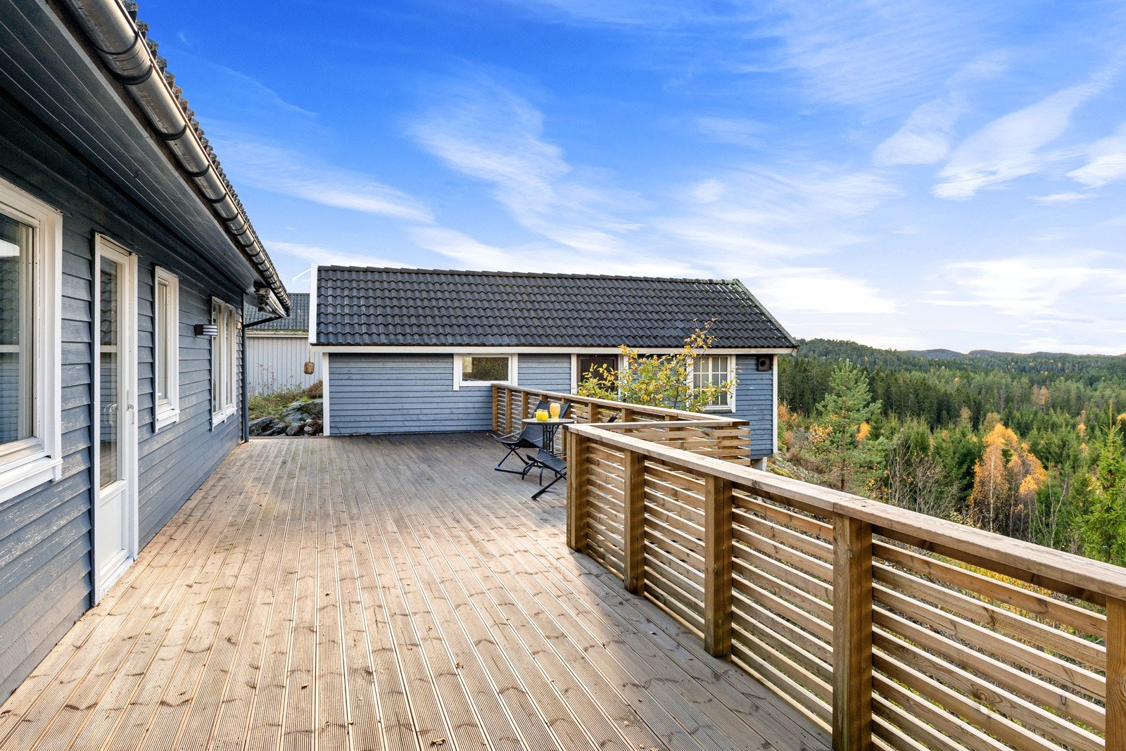 Stor veranda med gode solforhold. Galleribilde