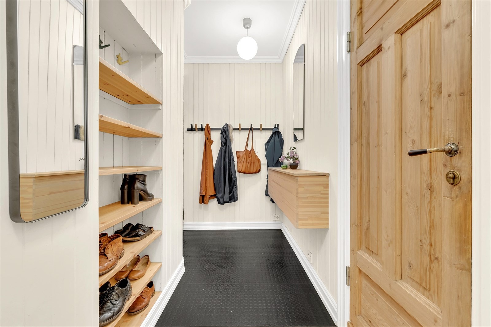 Innbydende entré som binder hele leiligheten sammen. Galleribilde