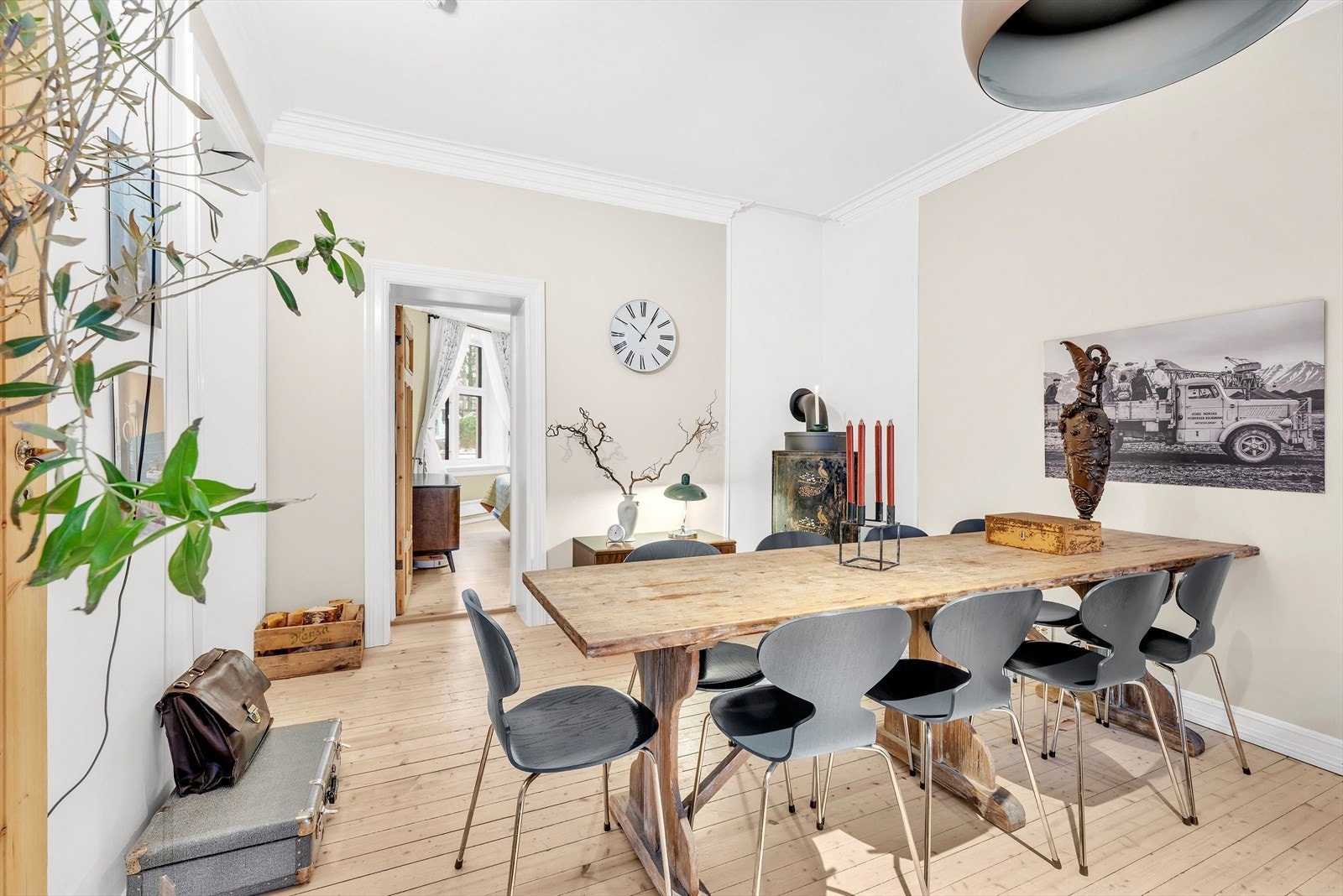 Stuen har store vindusflater som slipper inn rikelig med naturlig lys. Galleribilde