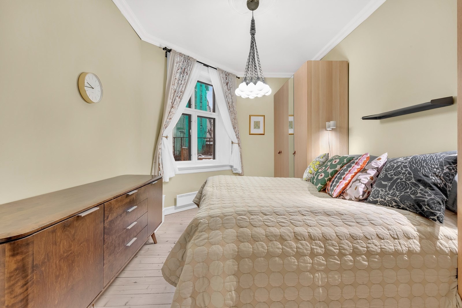 Rommet er malt i tidsriktige farer og med flott rosett. Galleribilde