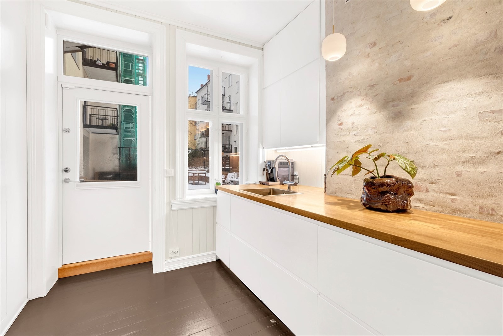 Stilig og tidløs kjøkkeninnredning med benkeplate i tre. Galleribilde