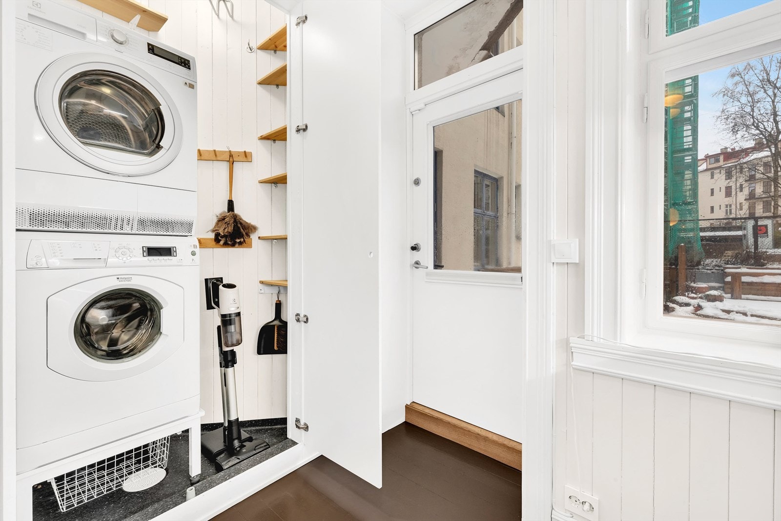 Kjøkkenet har et skap med vaskesøyle hvor det er plass til både vaskemaskin og tørketrommel. Galleribilde