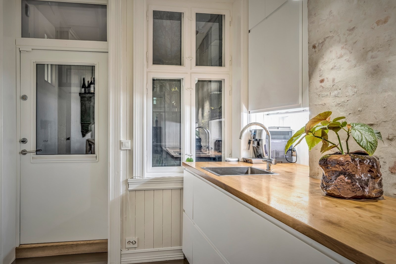 Fra kjøkkenet har leiligheten egen direkte utgang til bakgården. Galleribilde