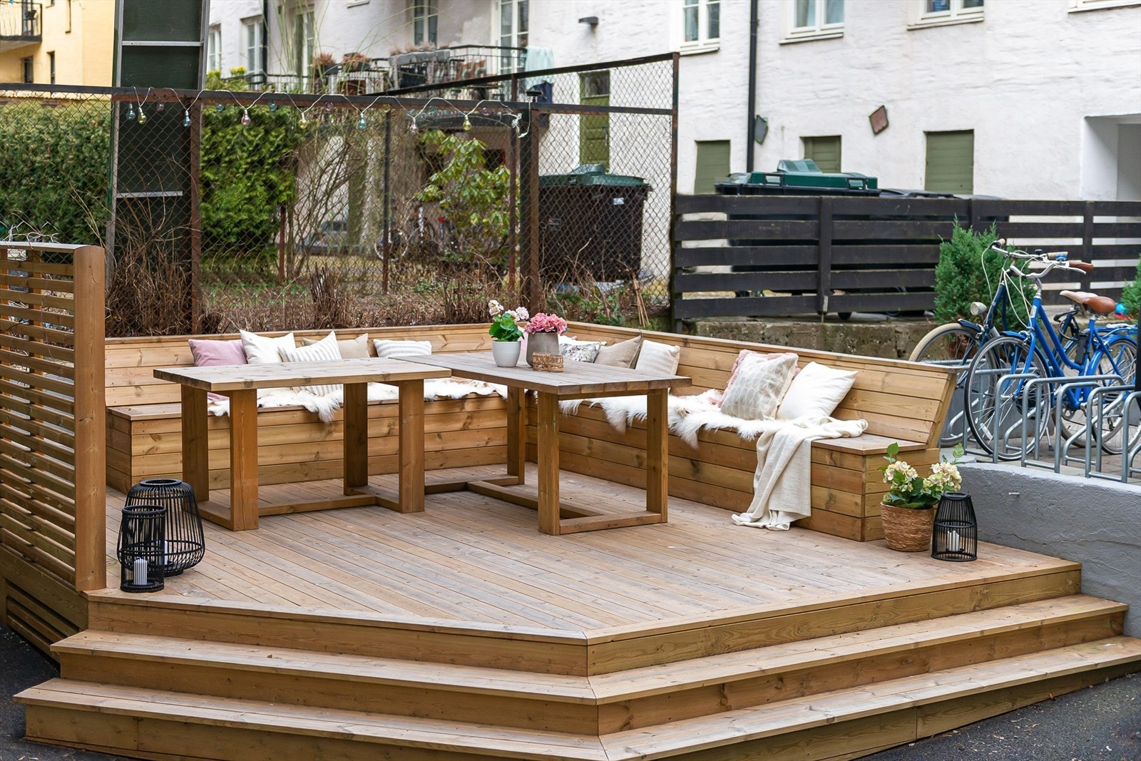 Bakgården ble restaurert i 2020 med nye utemøbler og hyggelig beplantning. Galleribilde