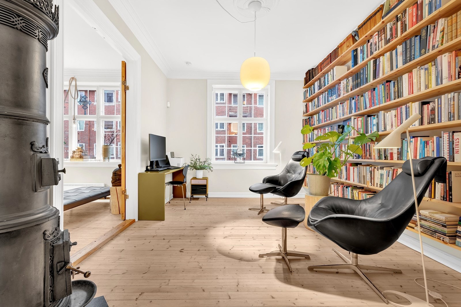 Rommet er i dag innredet med sittegruppe og kontor. Galleribilde