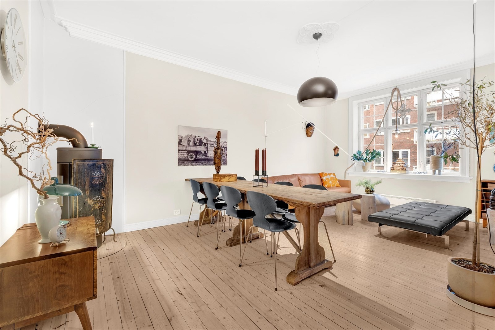 Lys og luftig stue med peisovn, generøs takhøyde og rosett. Galleribilde