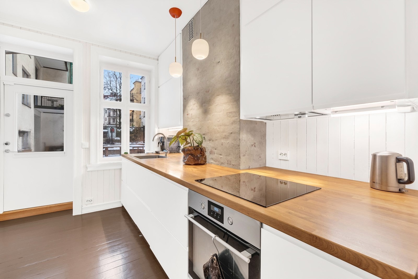 Moderne og praktisk separat kjøkken fra 2016. Galleribilde