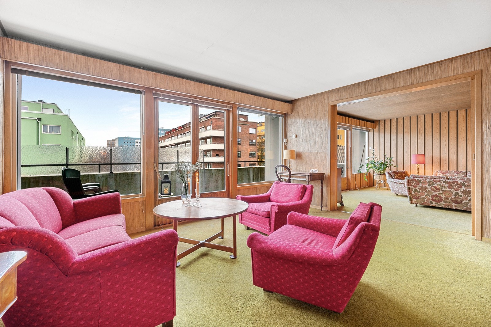 God kontakt mellom romslige stuer, begge med utgang balkong Galleribilde