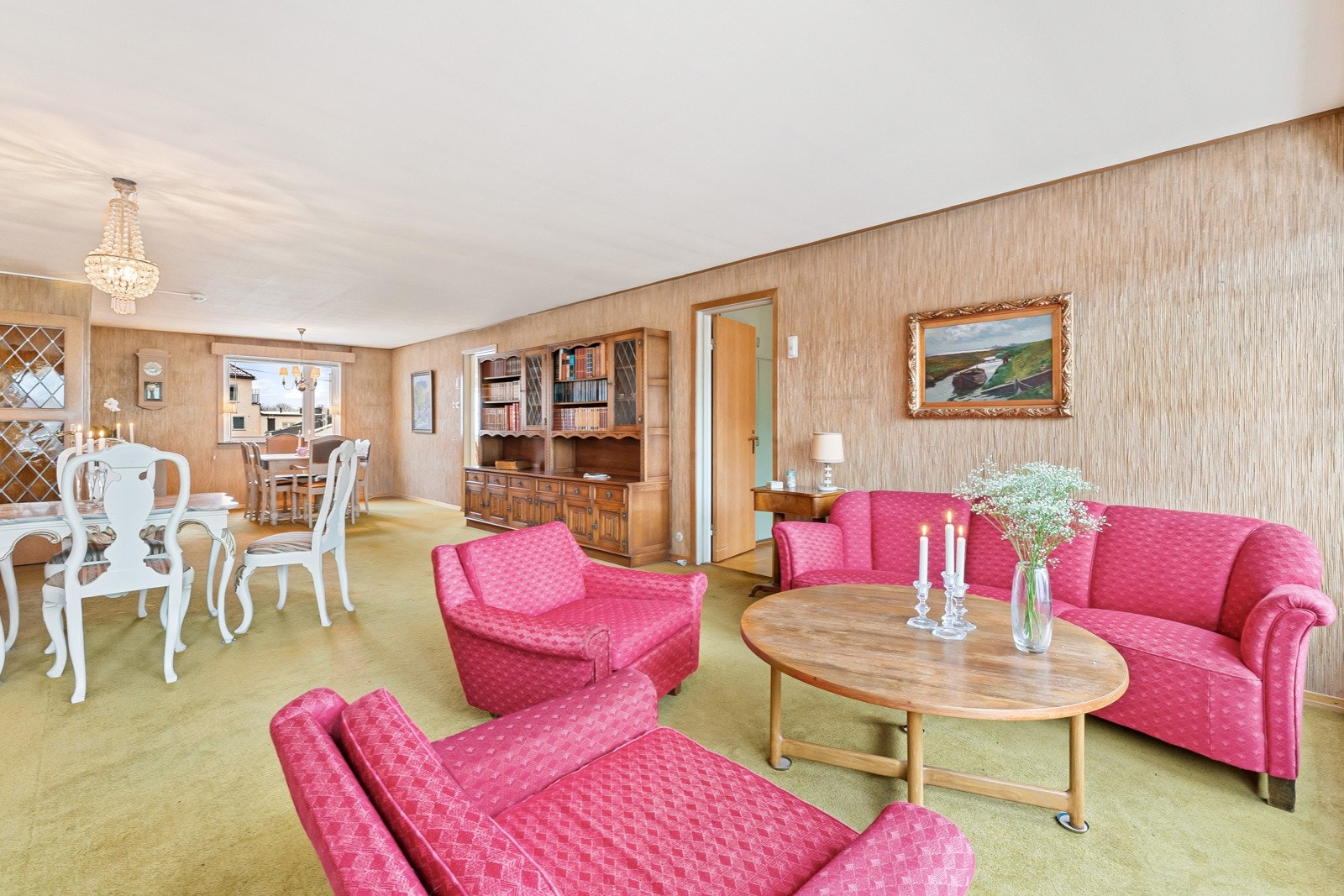 Stor stue med god plass til ulike møbelgrupper (stavparkett under teppet) Galleribilde