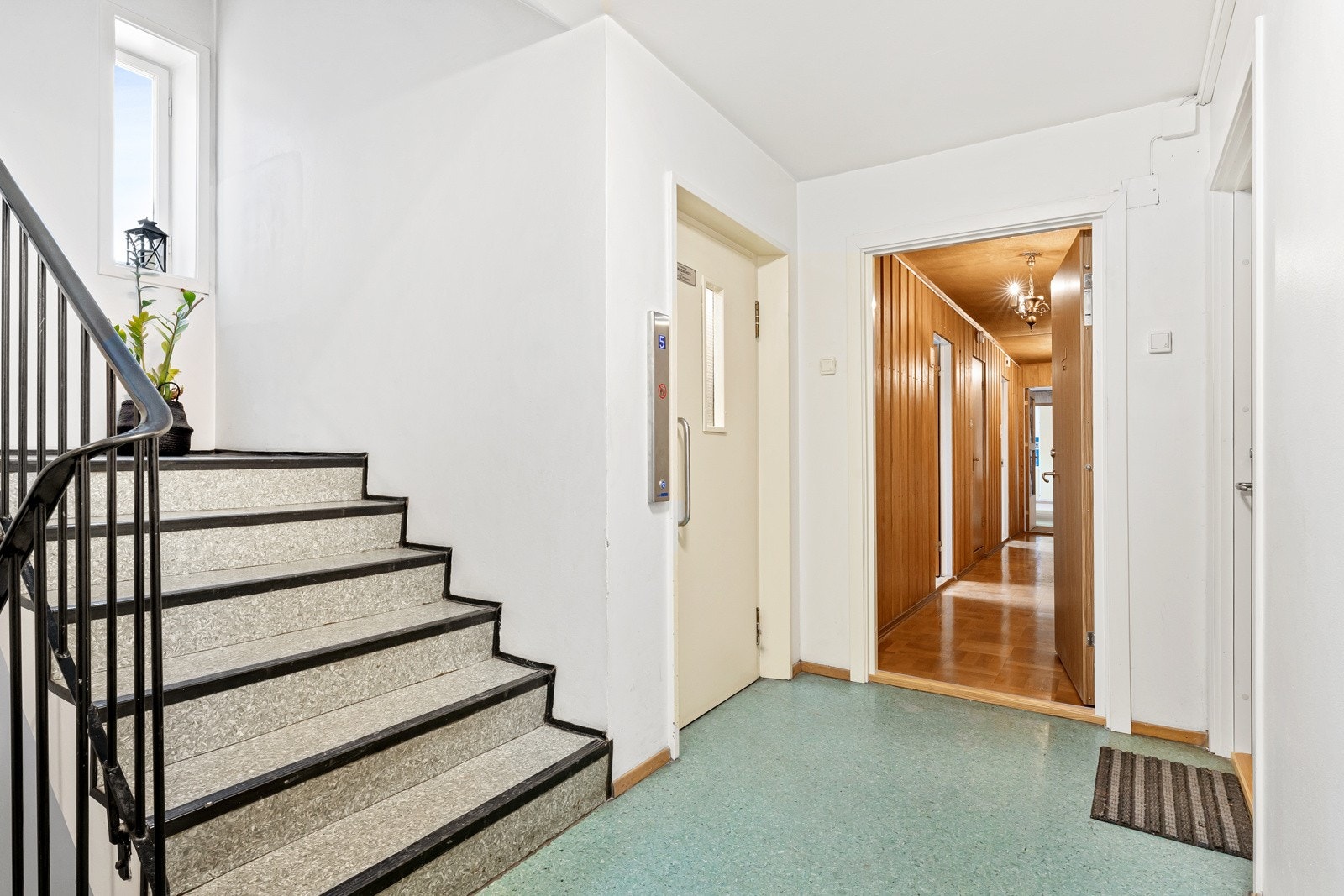 Heisadkomst til sameiets største leilighet Galleribilde