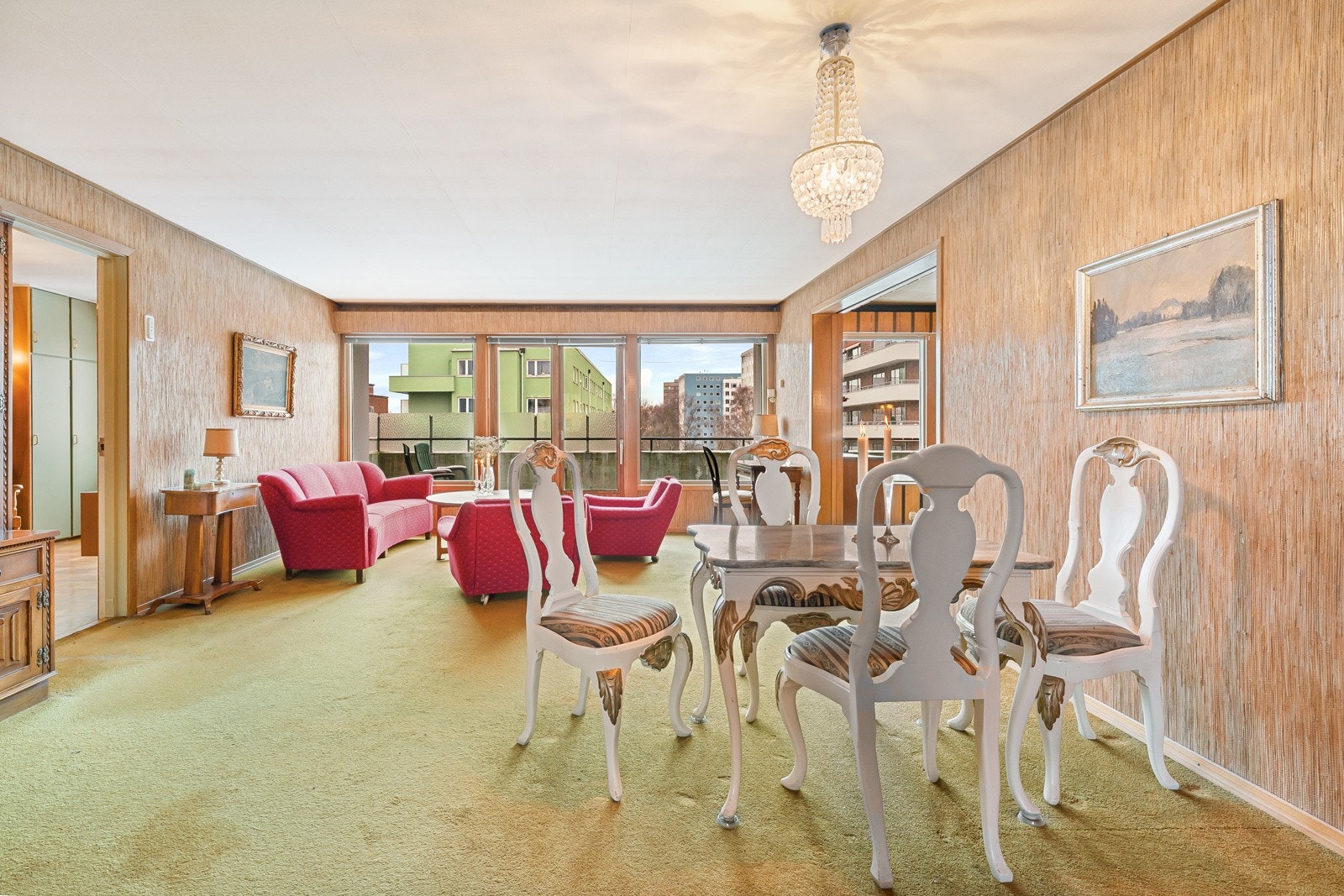 Stor stue med god plass til ulike møbelgrupper Galleribilde